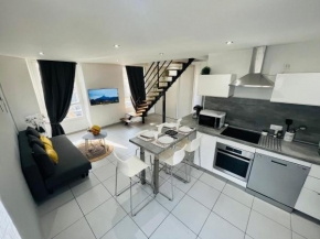 SUPERBE DUPLEX DESIGN NEUF 2 CHAMBRES, CLIMATISE TOUT CONFORT, FACILE D,ACCES STATIONNEMENT GRATUIT